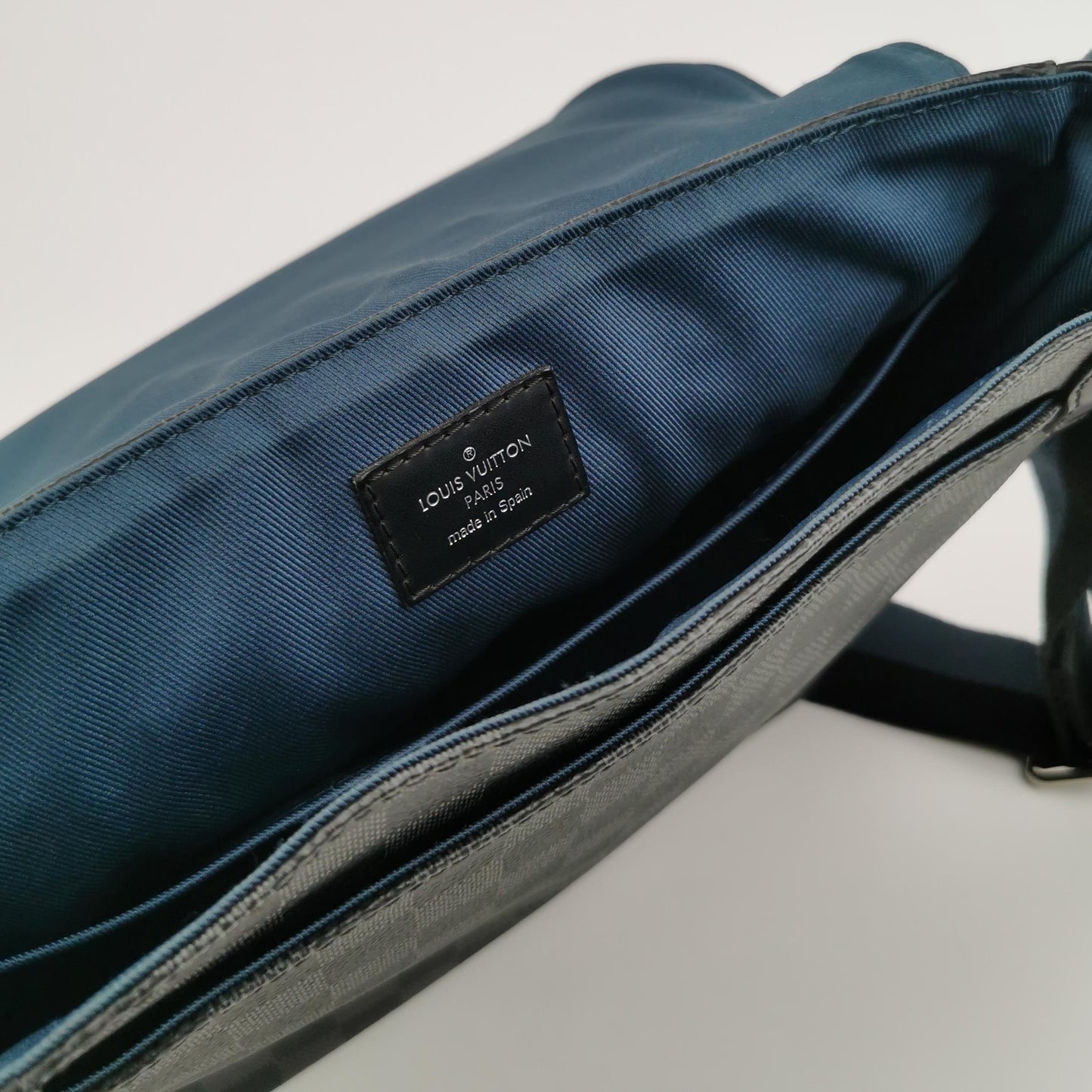 Louis Vuitton - District Messenger PM Bag - Damier Graphite coated canvas with leather trim - Grey - (medium)