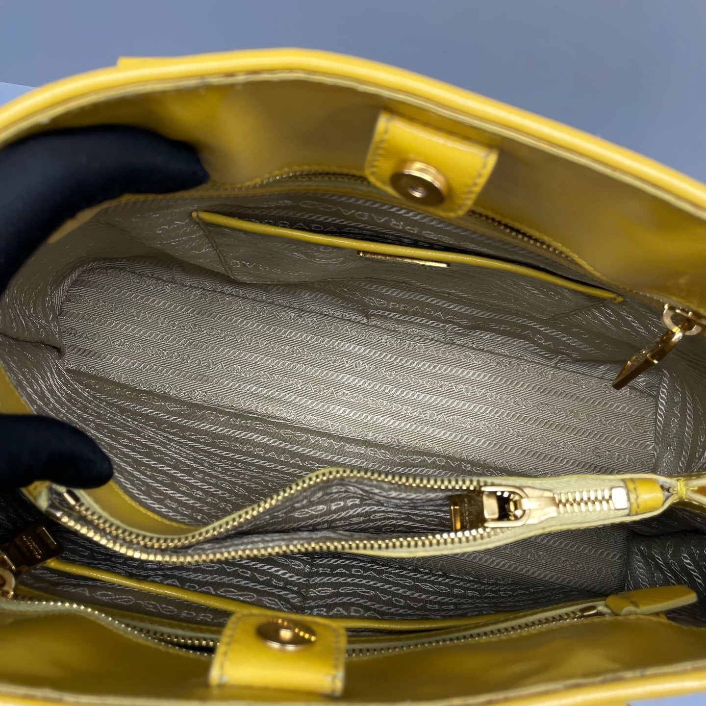 Prada - Saffiano Lux Dome Tote - Saffiano leather - Yellow - (medium)