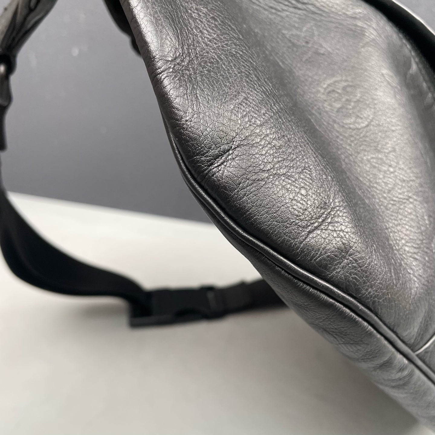 Louis Vuitton - Discovery Bumbag - Leather - Black - (medium)