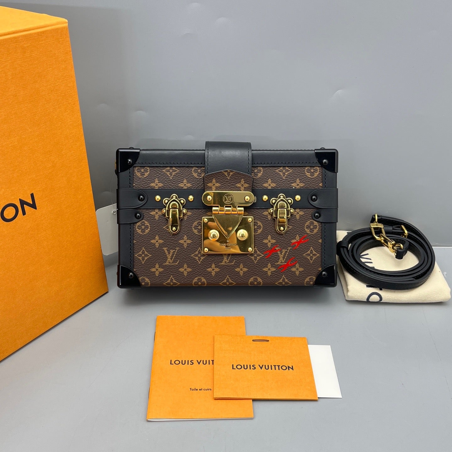 Louis Vuitton - Petite Malle Hard Box Clutch - Monogram coated canvas with leather trim - Brown - (mini)