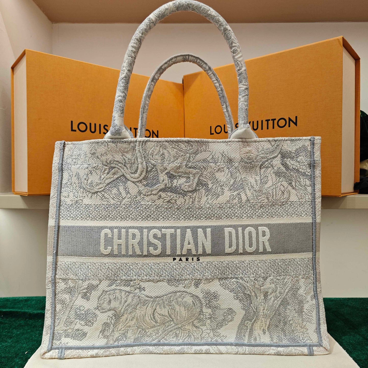 Dior - Book Tote Medium 'Toile de Jouy Sauvage' Animalier - Embroidered canvas - Beige and Grey - (Medium)