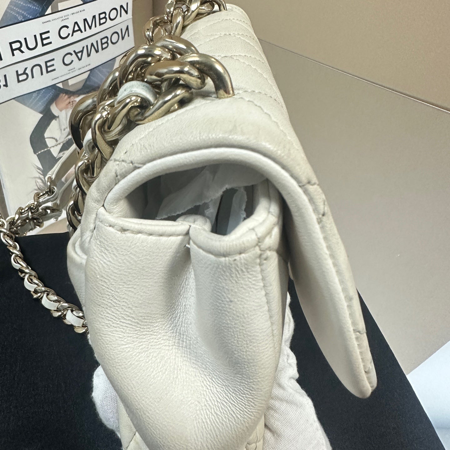 Chanel - Flap Bag with Chunky Enamel Chain - Lambskin leather - White with Gold-Tone Hardware and White Enamel - (small)