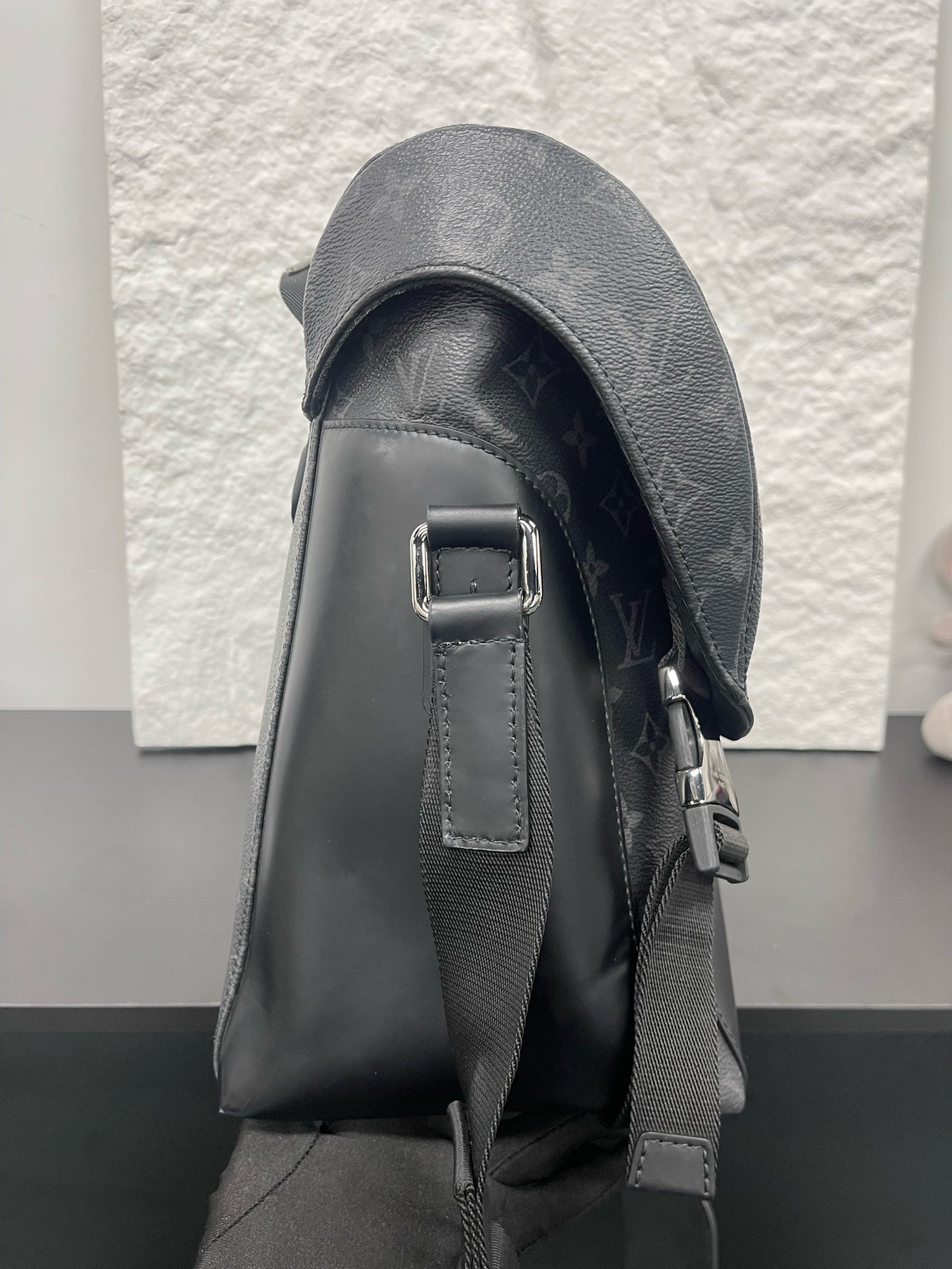 Louis Vuitton - Voyager Messenger - Monogram Eclipse canvas and cowhide leather - Black - (large)