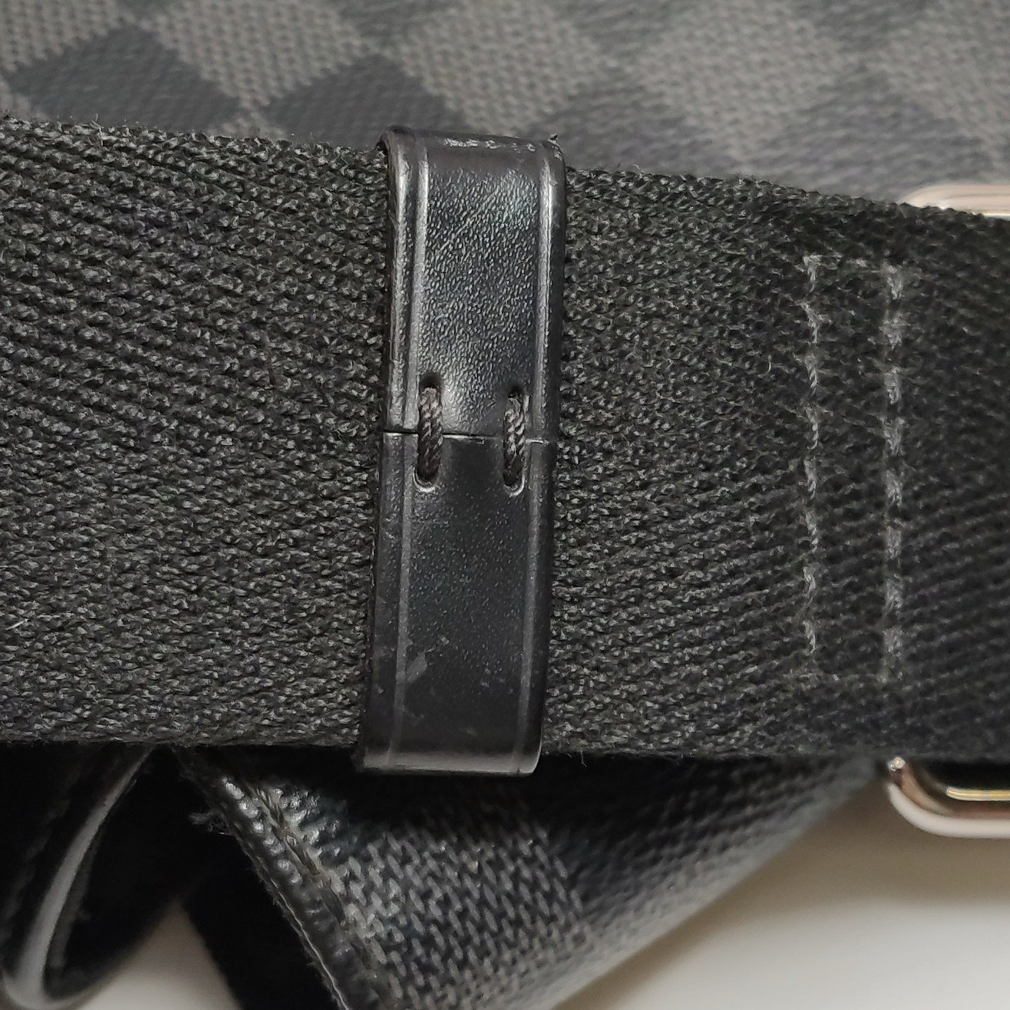 Louis Vuitton - District PM Messenger Bag - Damier Graphite canvas with leather trim - Grey - (small)