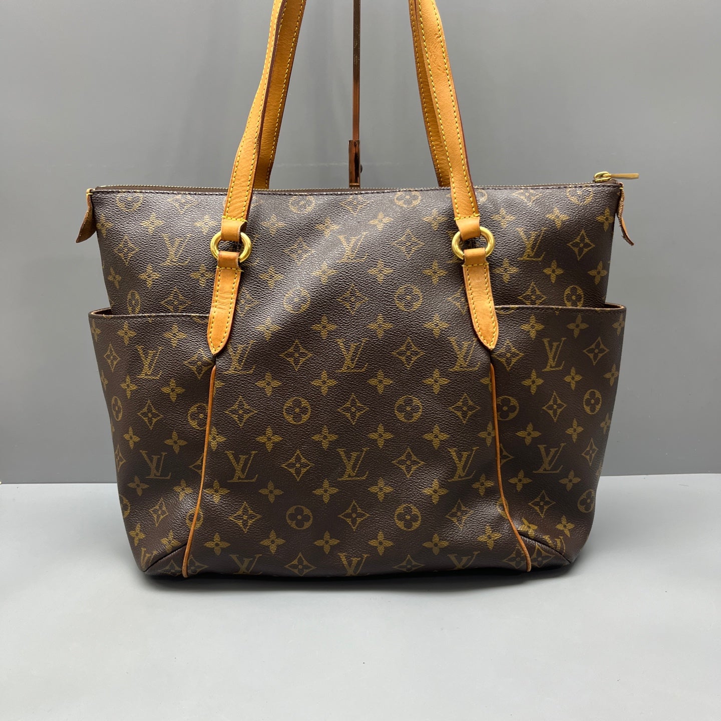 Louis Vuitton - Totally - Monogram coated canvas with natural vachetta leather trim - Brown - (medium)
