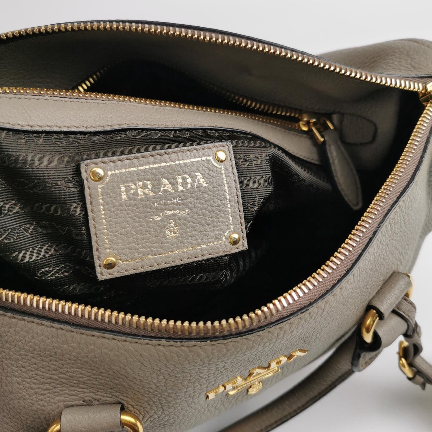 Prada - Vitello Daino Top Handle Bag - Pebbled cowhide leather - Grey - (Large)