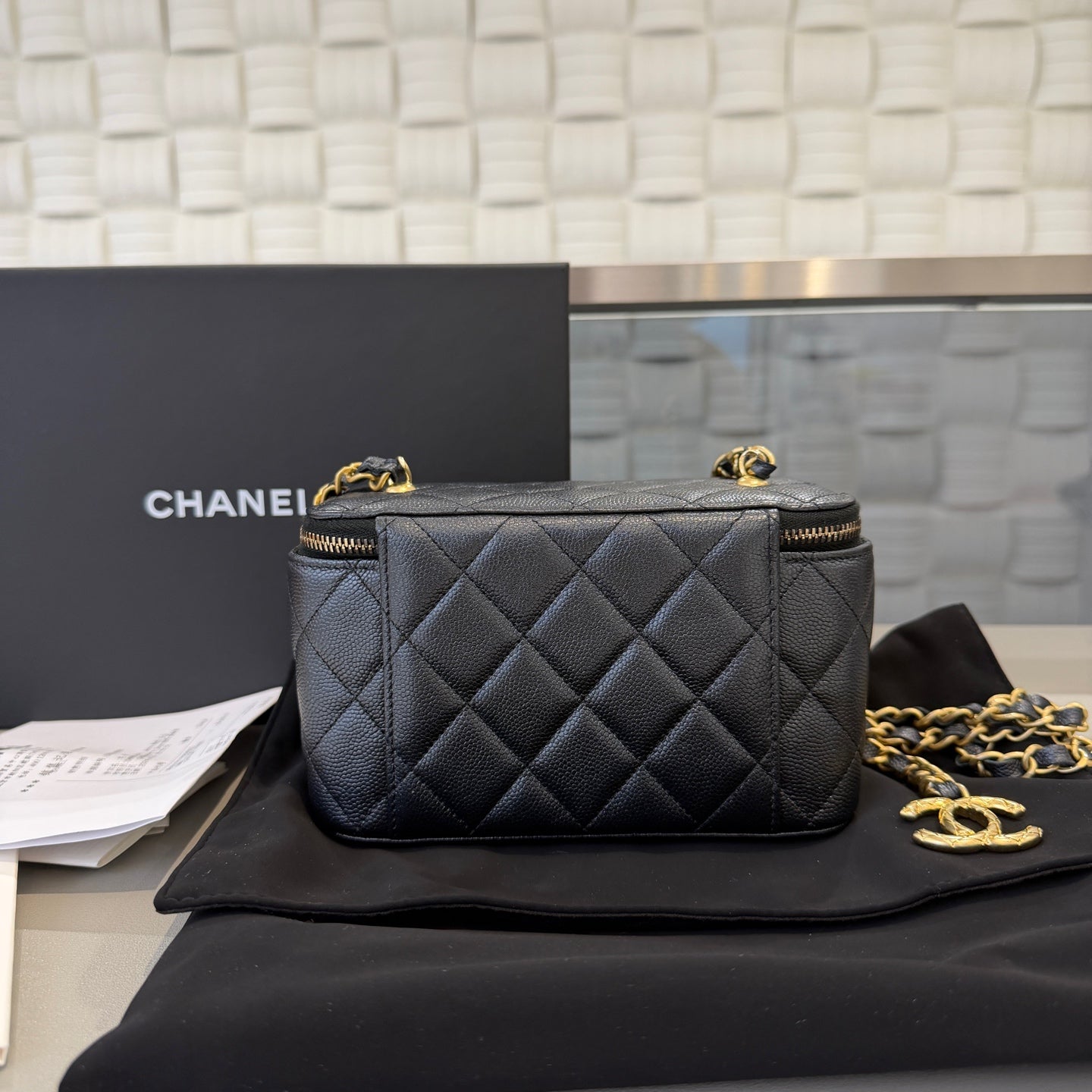 Chanel - 24S Small Quilted Vanity Case - Pearlescent caviar leather - Black - (mini)