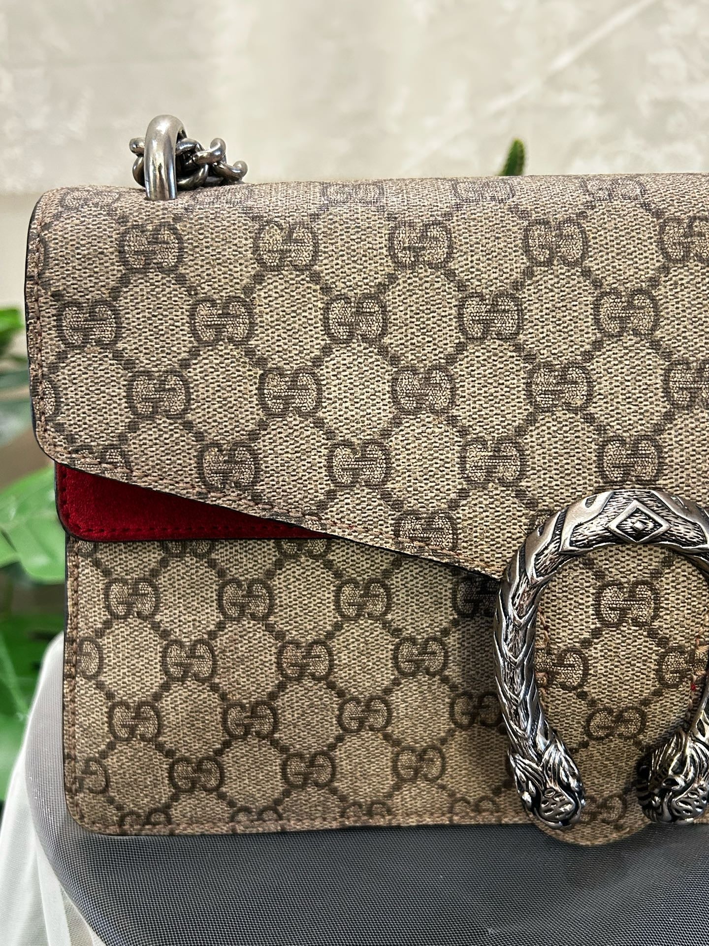 Gucci - Dionysus Shoulder Bag - GG Supreme canvas with suede interior and leather trim - Beige and ebony GG Supreme with red interior and antiqued silver-tone hardware - (Medium)
