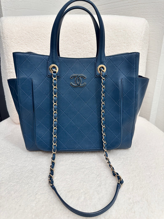 Chanel - Quilted Top Handle & Chain Strap Tote Bag - Grained leather - Blue - (Medium)