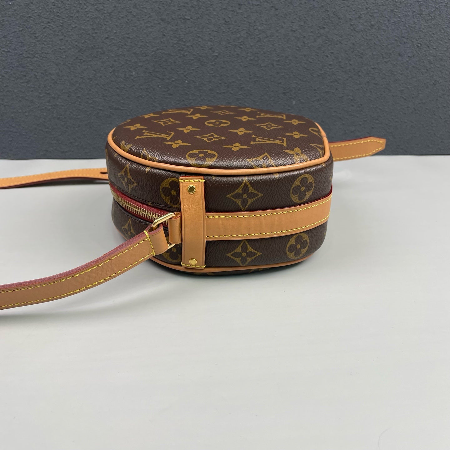 Louis Vuitton - Boîte Chapeau Souple PM - Monogram coated canvas with natural cowhide leather trim - Brown Monogram with natural Vachetta leather and red accents - (Mini)