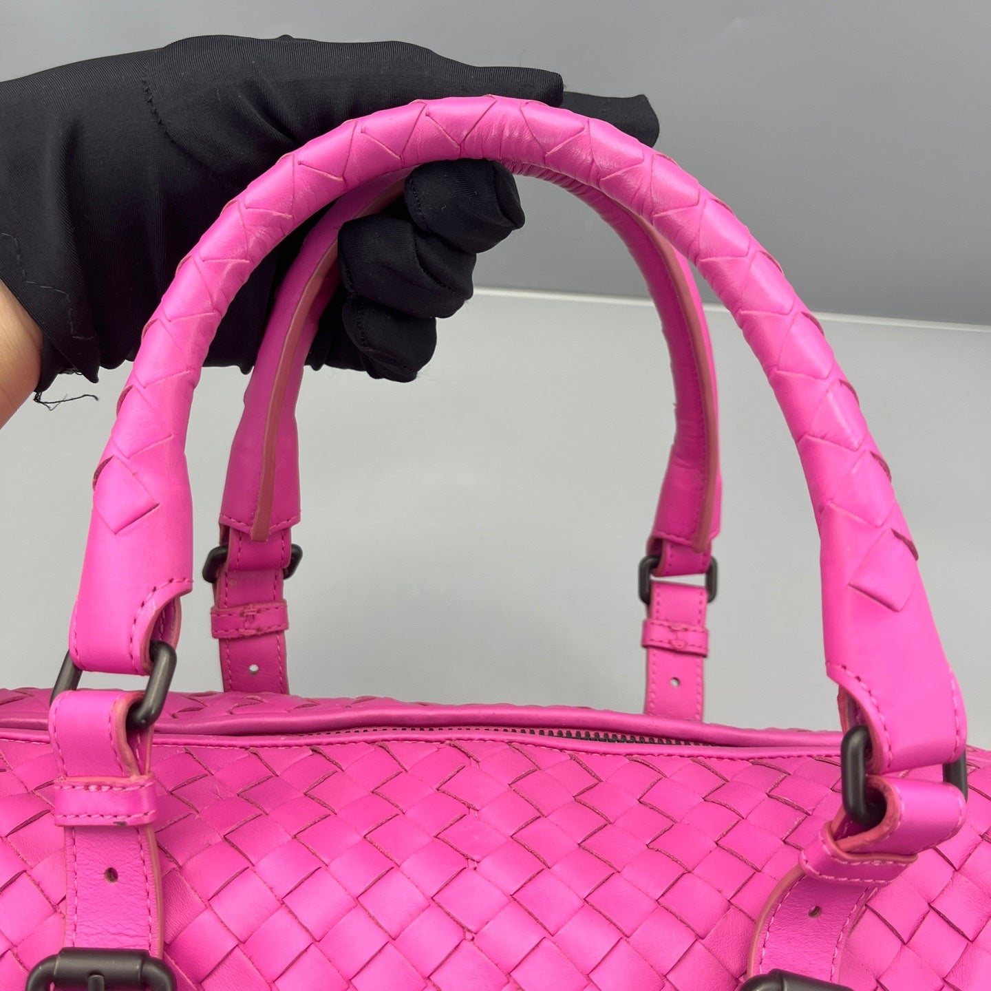 Bottega Veneta - Intrecciato Boston Bag - Lambskin leather - Pink with Gunmetal-Tone Hardware - (medium)