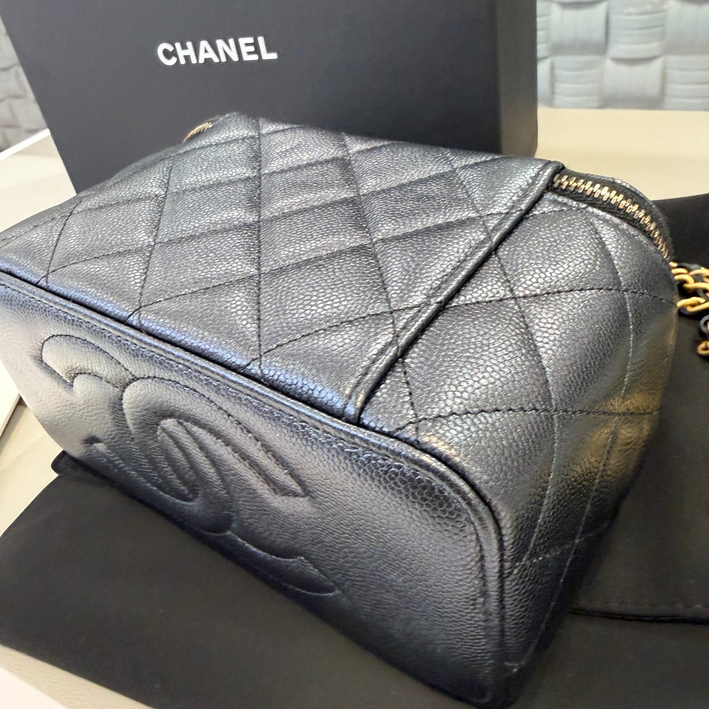 Chanel - 24S Small Quilted Vanity Case - Pearlescent caviar leather - Black - (mini)