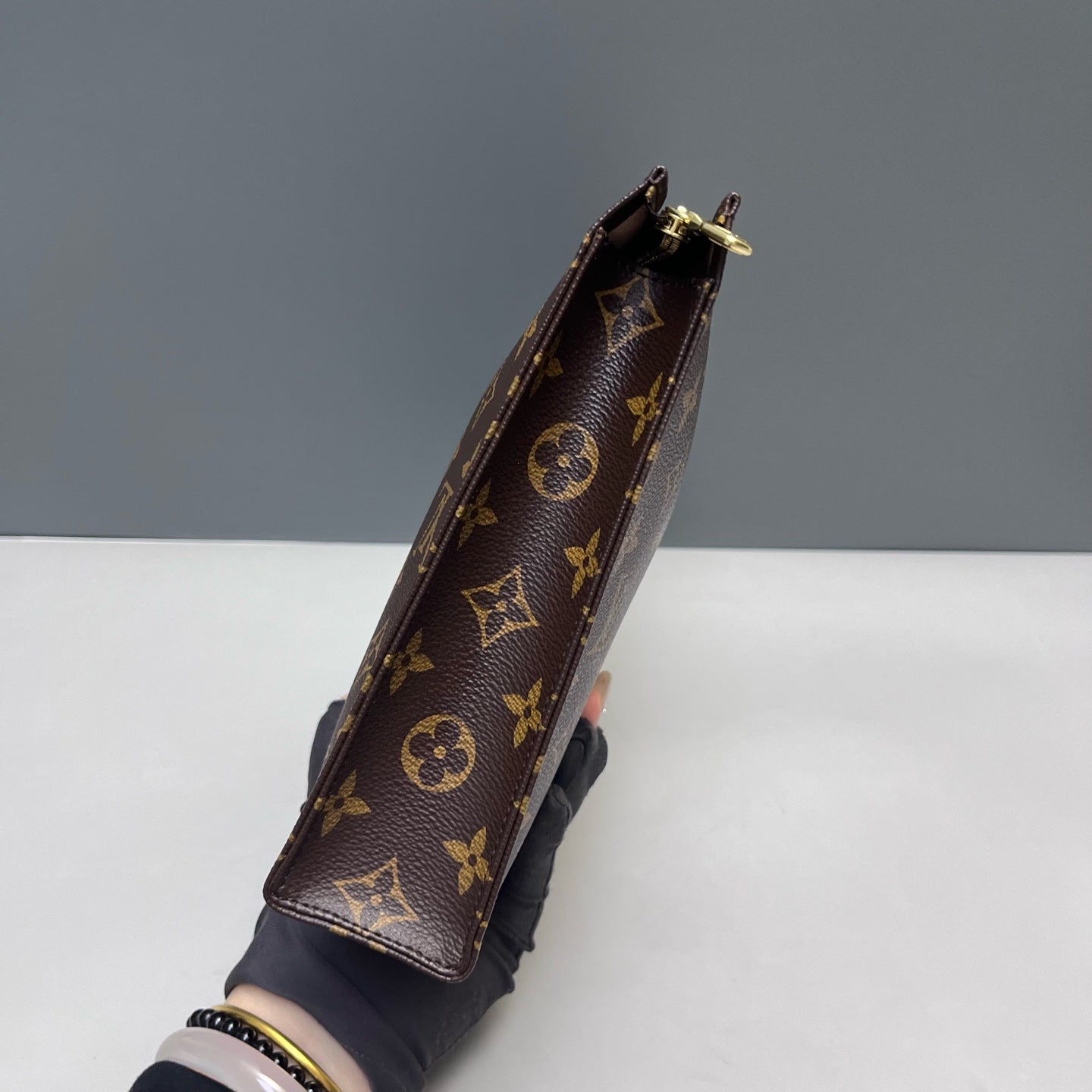 Louis Vuitton - Monogram Toiletry Pouch 26 - Monogram coated canvas with vachetta leather accents - Brown - (medium)