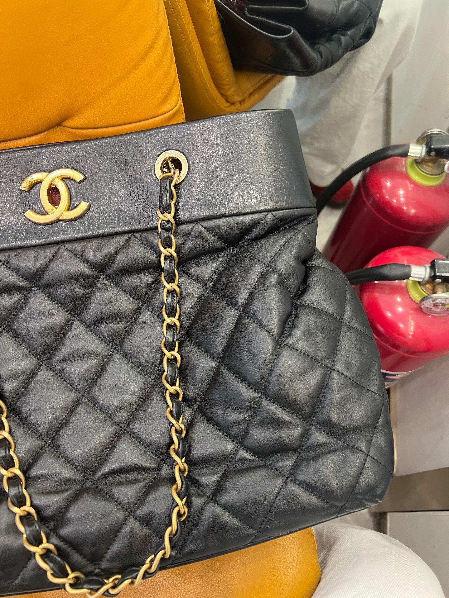 Chanel - Airport Shoulder Tote Bag - Leather - Black - (Large)