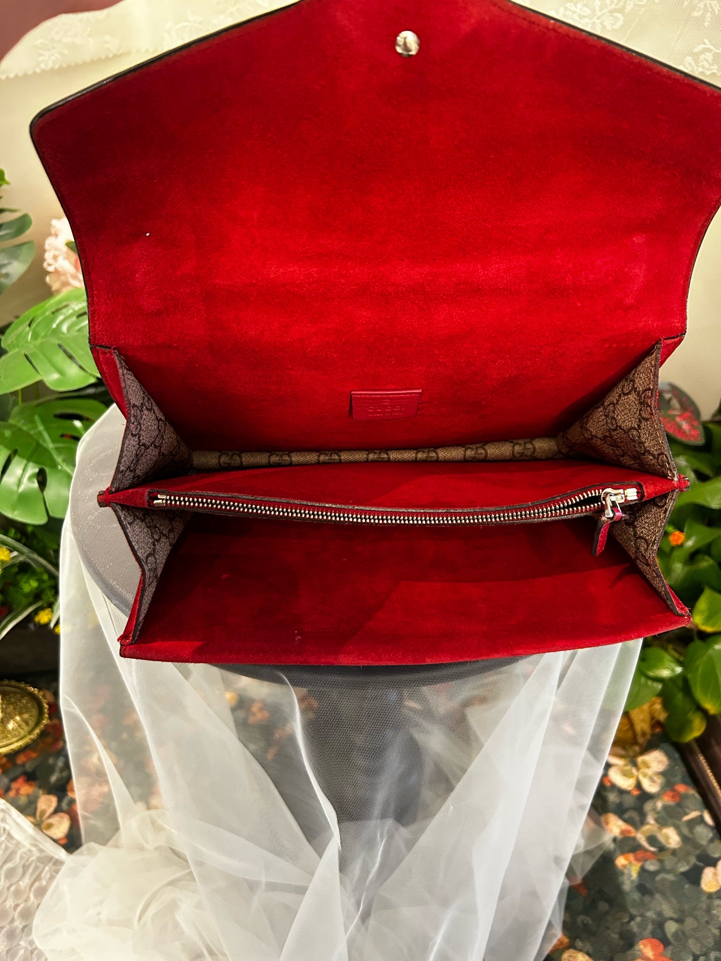 Gucci - Dionysus Shoulder Bag - GG Supreme canvas with suede interior and leather trim - Beige and ebony GG Supreme with red interior and antiqued silver-tone hardware - (Medium)
