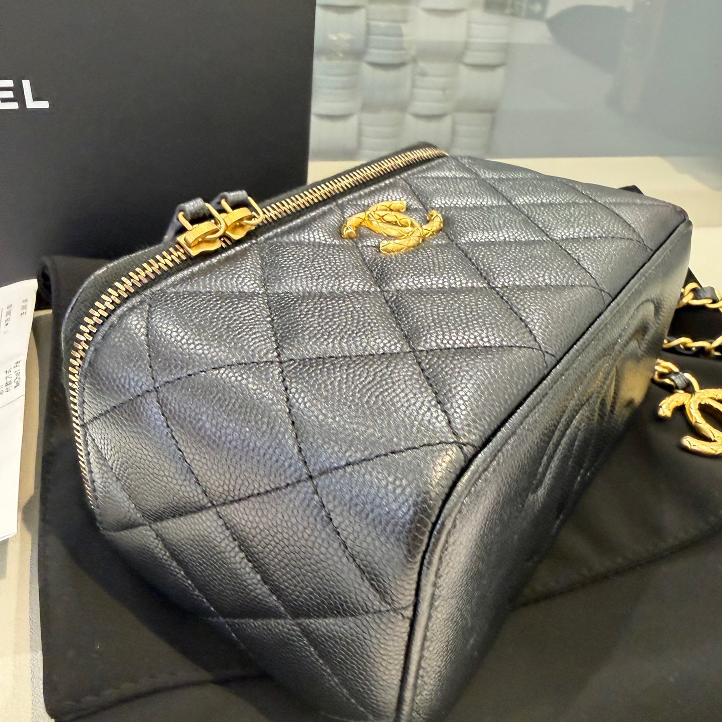 Chanel - 24S Small Quilted Vanity Case - Pearlescent caviar leather - Black - (mini)