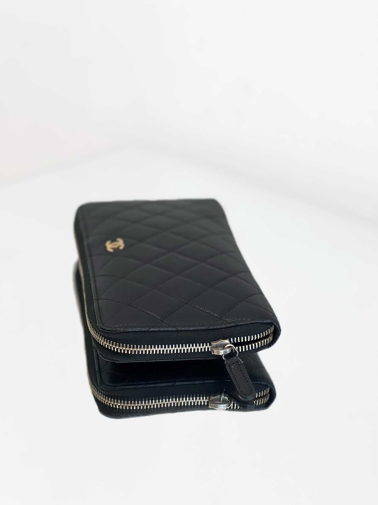 Chanel - Classic Zip Around Wallet - Caviar leather - Black - (Medium)