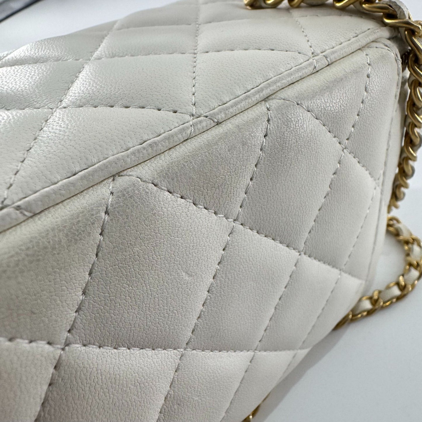 Chanel - Mini Vanity Case with Gold Ball - Lambskin leather - White - (mini)