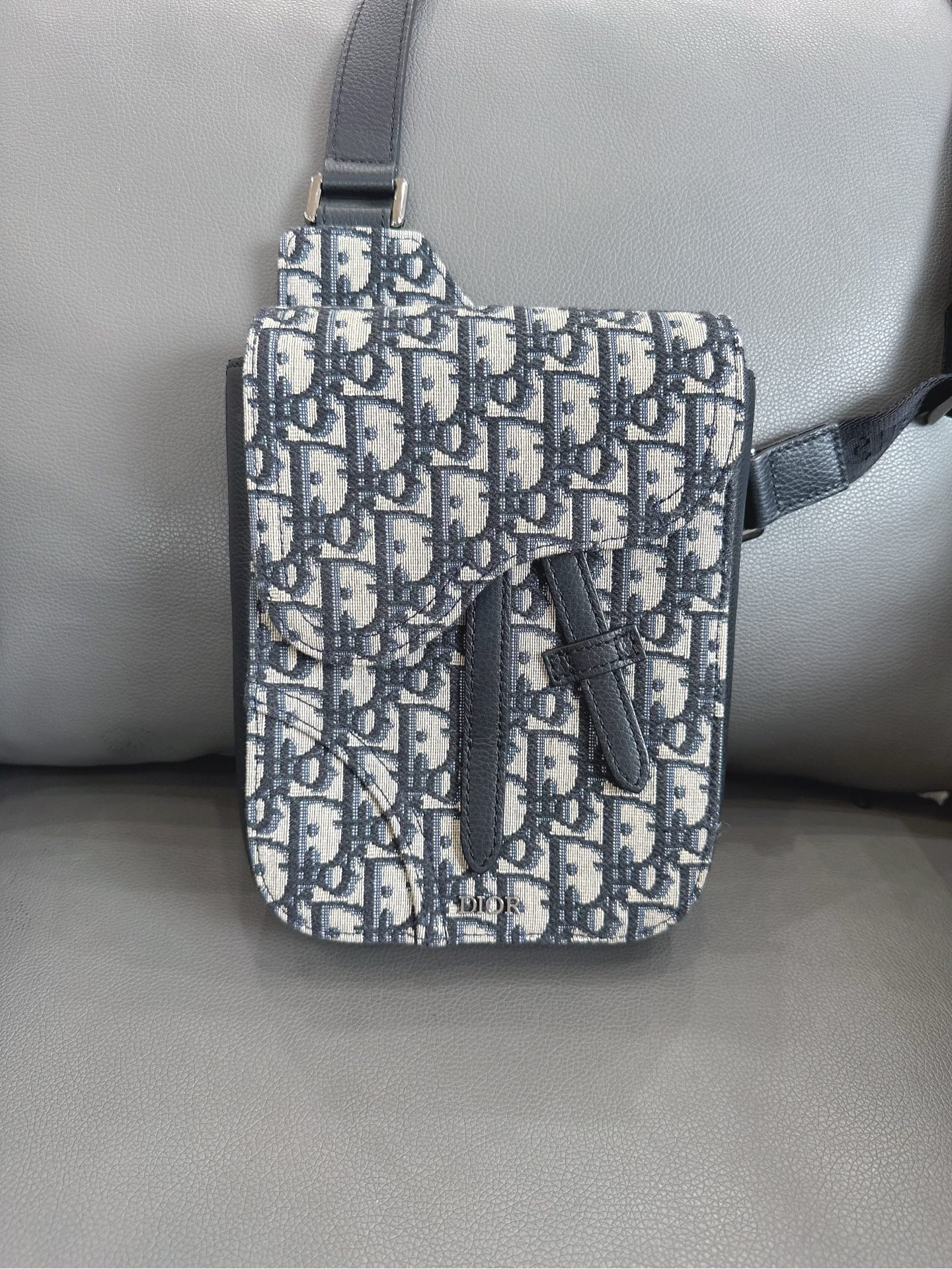 Dior - Saddle Chest Bag - Dior Oblique jacquard canvas with black grained calfskin leather trim - Beige and Grey Oblique with Black trim - (small)