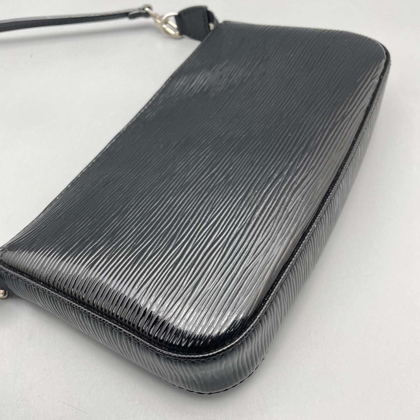 Louis Vuitton - Pochette Accessoires - Patent leather - Black - (mini)