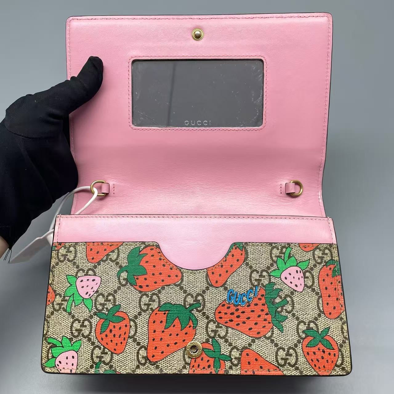 Gucci - Strawberry Print GG Supreme Wallet on Chain - Coated canvas with leather trim - Multicolour - (mini)