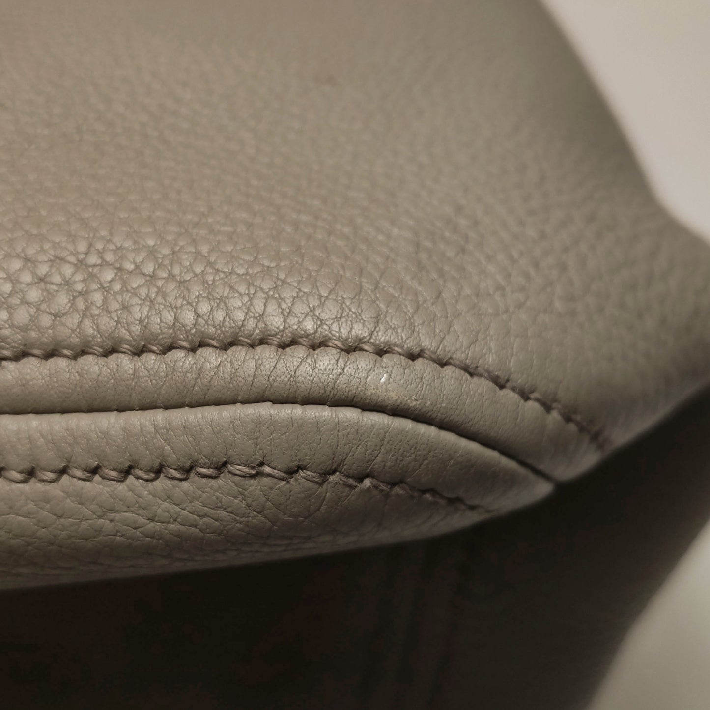 Prada - Vitello Daino Top Handle Bag - Pebbled cowhide leather - Grey - (Large)