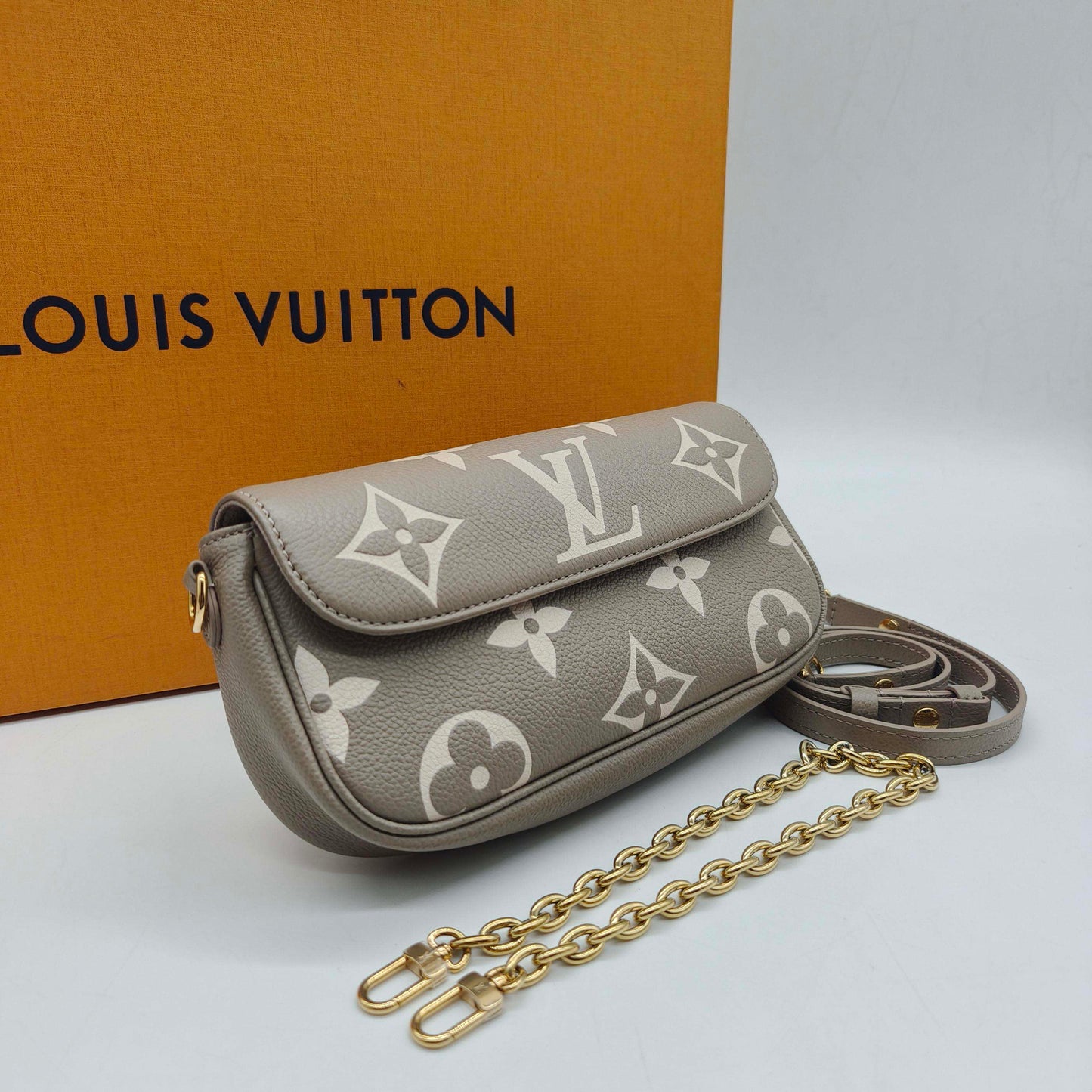 Louis Vuitton - Ivy Shoulder Bag - Embossed soft grained cowhide leather - Grey - (mini)