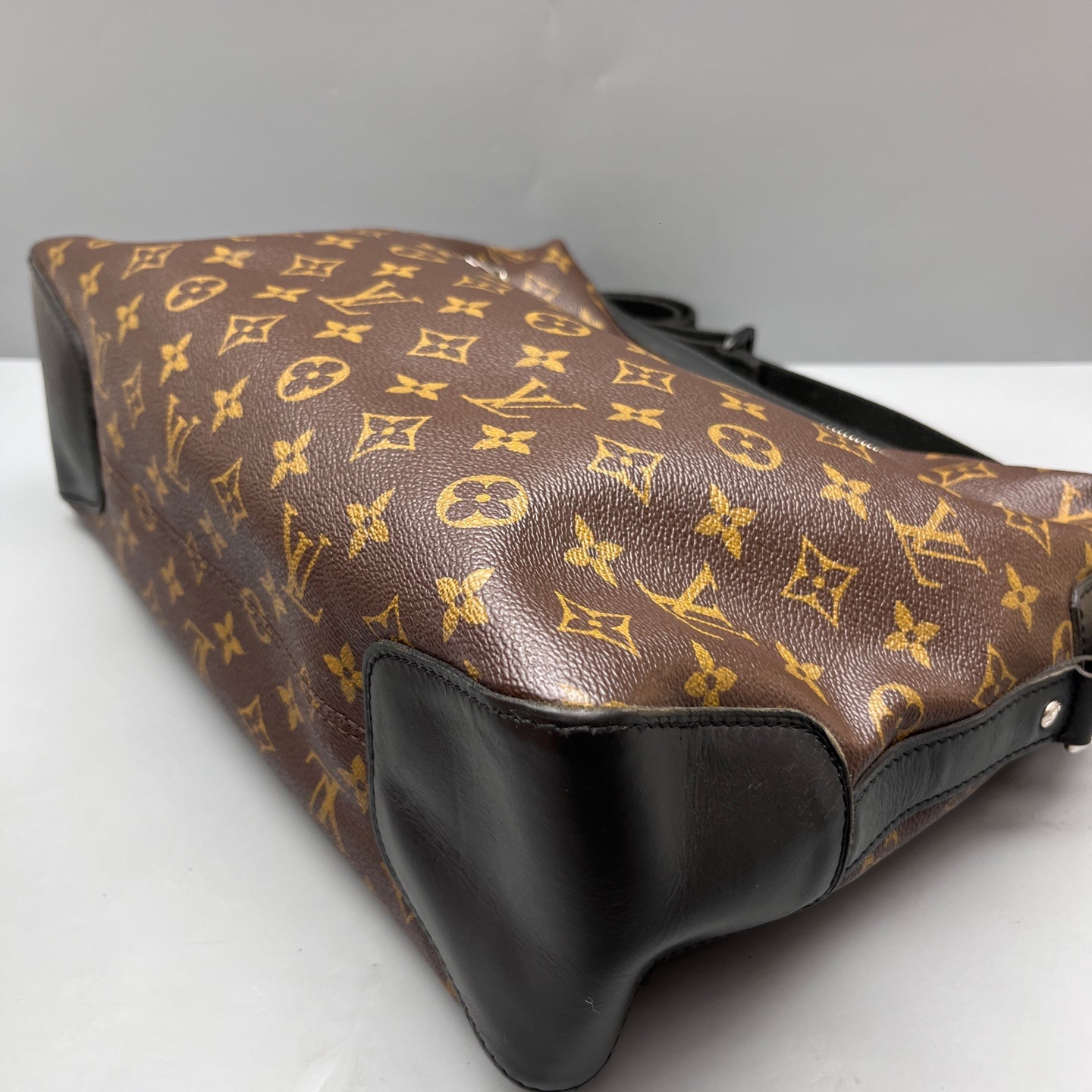 Louis Vuitton - Casual Messenger Bag - Monogram coated canvas with black leather trim - Brown - (Large)
