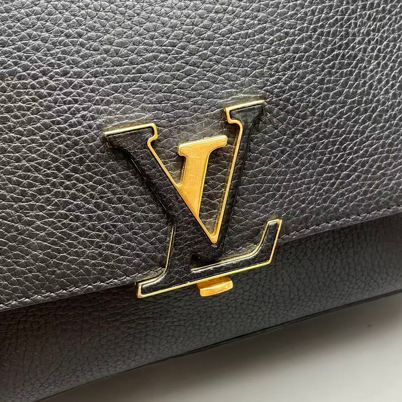 Louis Vuitton - Volta - Grained leather - Black - (Medium)