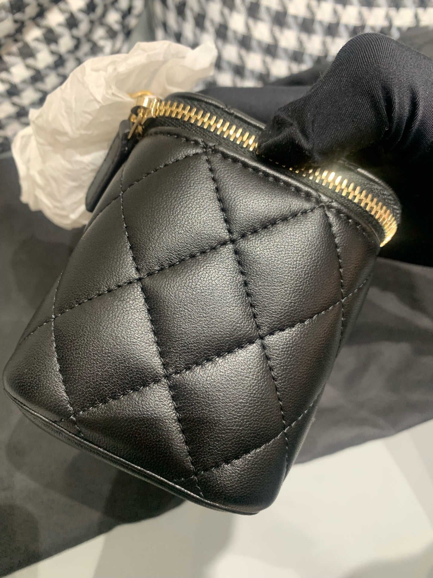 Chanel - Gold Ball Vanity Case - Lambskin leather - Black - (Mini)