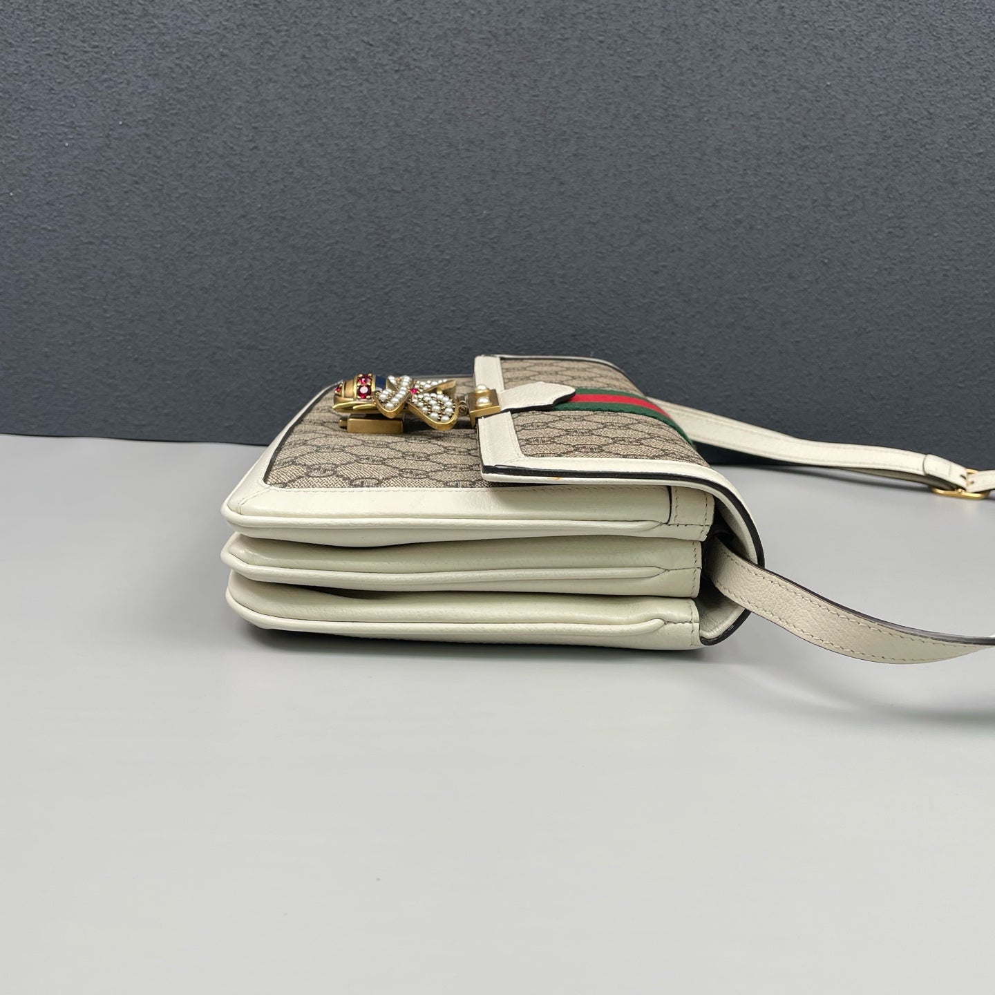 Gucci - Queen Margaret Bee Messenger Bag - GG Supreme coated canvas with grained leather trim - Beige and White with Red/Green Web Stripe - (medium)