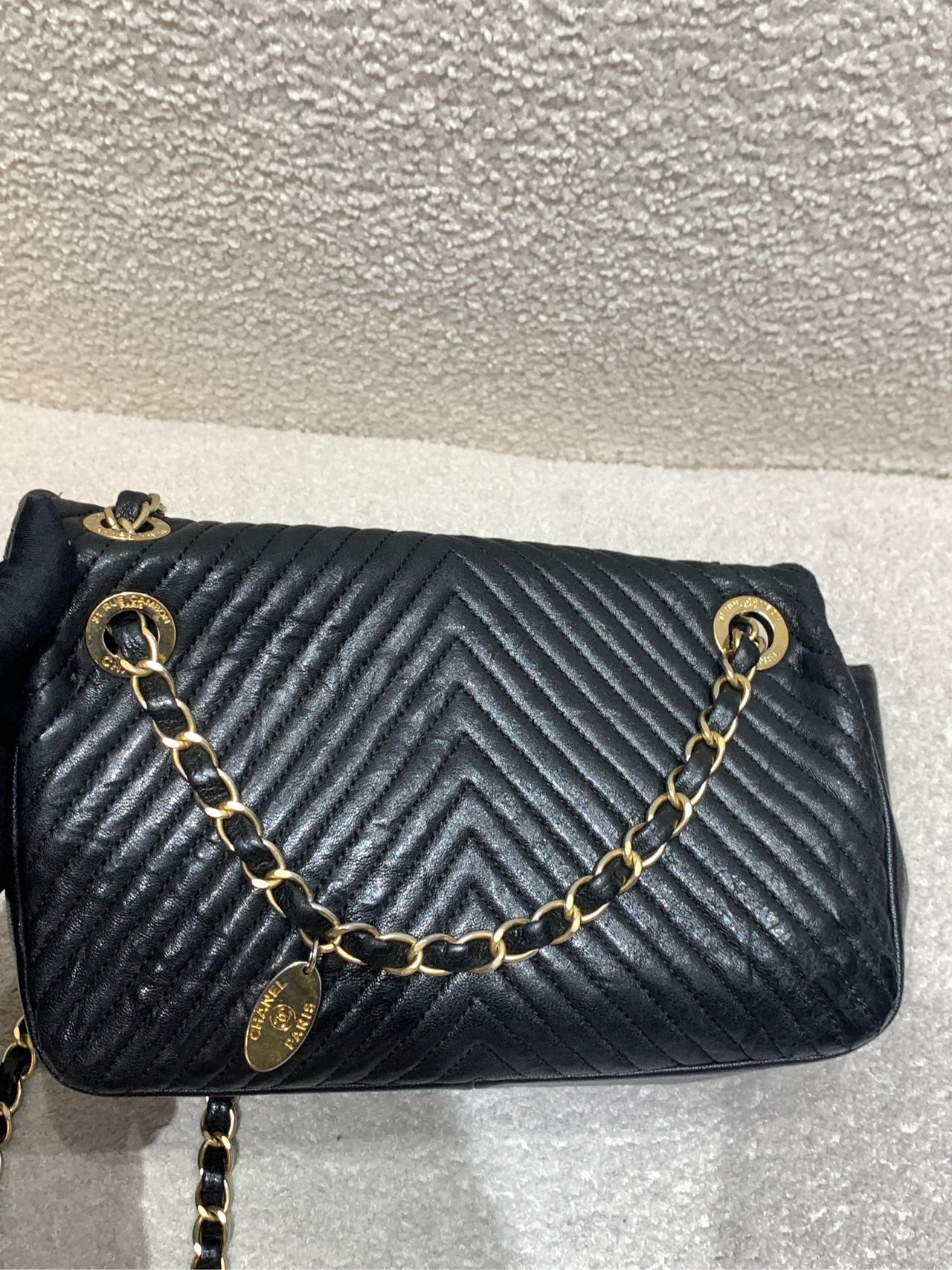 Chanel - CF Small V-Stitch Flap Bag - Leather - Black - (small)