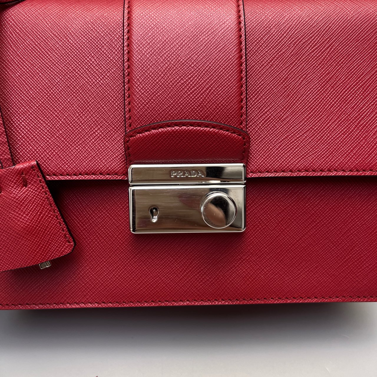 Prada - Chain Flap Bag - Saffiano leather - Red - (Medium)