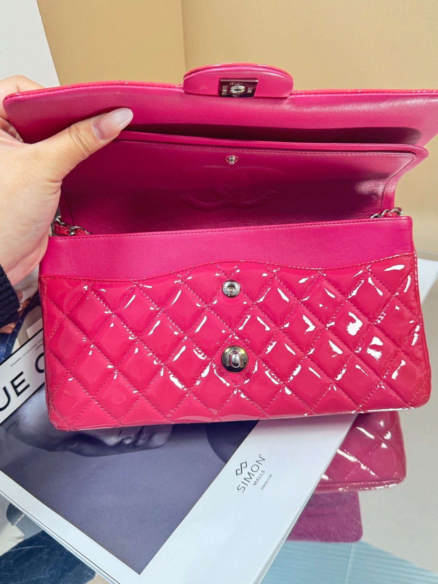 Chanel - Classic Flap Medium - Patent leather - Vibrant Magenta - (medium)