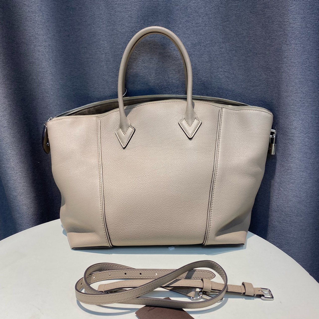 Louis Vuitton - Top Handle Handbag - Grained leather - Grey - (large)