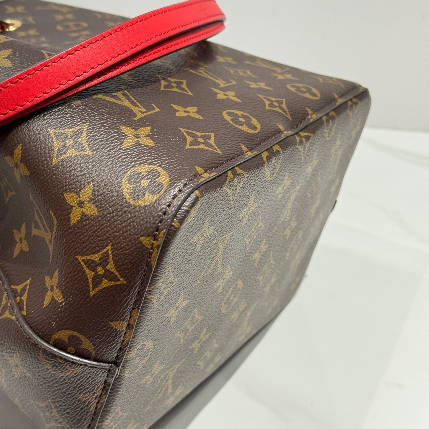 Louis Vuitton - NeoNoe MM - Monogram coated canvas with leather trim - Brown and Red - (medium)