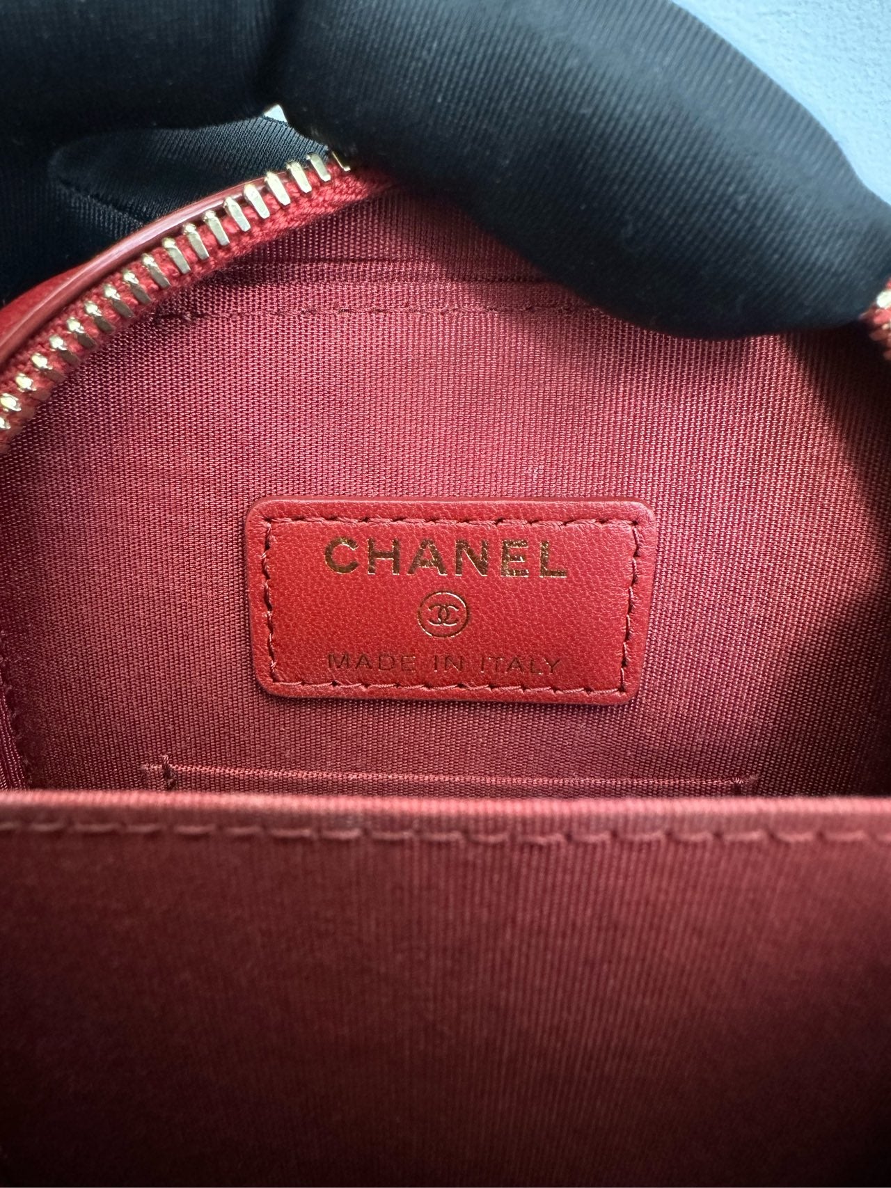 Chanel - Vertical Phone Holder Bag with Enamel CC - Lambskin leather - Red - (mini)