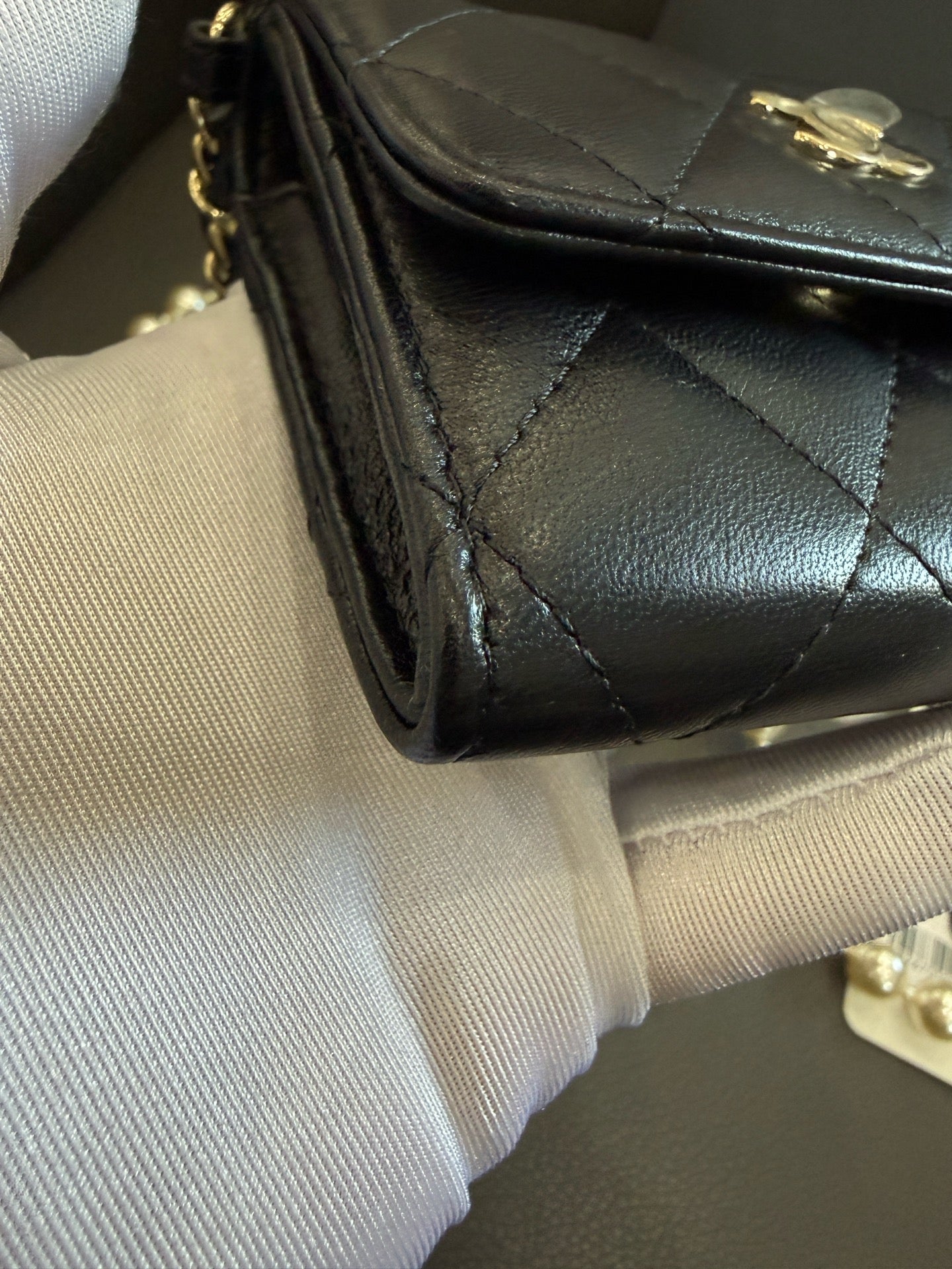 Chanel - 22P Pearl Chain Mini Clutch with Chain - Lambskin leather - Black - (mini)