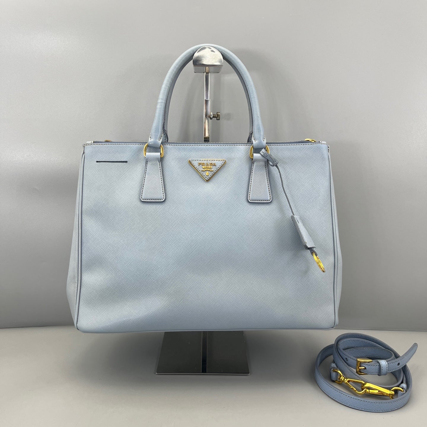 Prada - Saffiano Lux Tote - Saffiano leather - Light Blue - (medium)