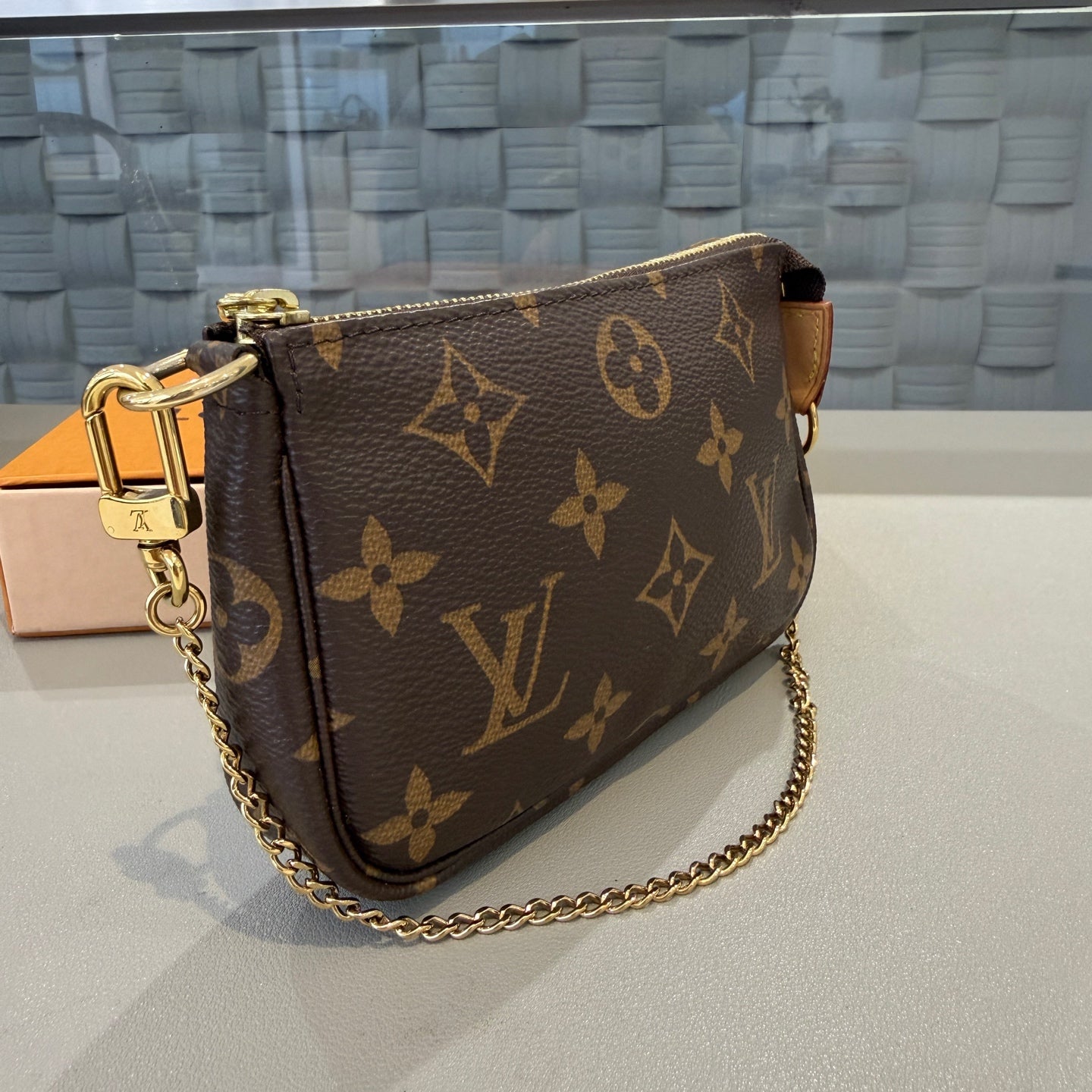 Louis Vuitton - Mini Pochette Accessories - Monogram coated canvas with Vachetta leather trim - Brown - (mini)
