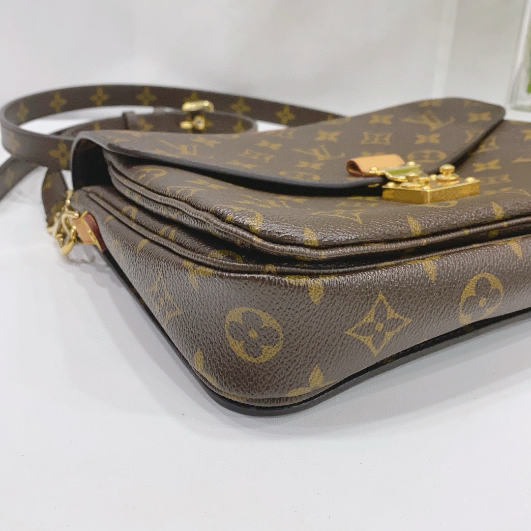 Louis Vuitton - Pochette Metis - Monogram coated canvas with natural cowhide leather trim - Brown - (medium)