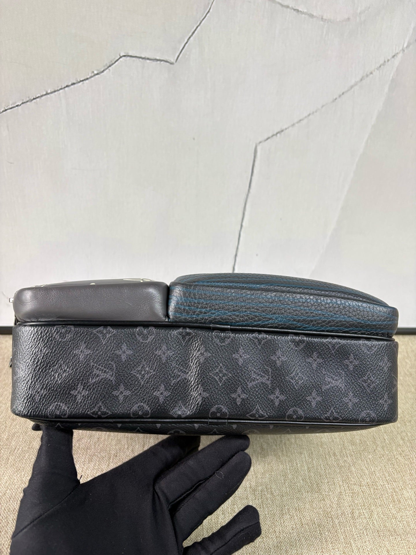 Louis Vuitton - Multipocket Messenger Bag - Monogram Eclipse coated canvas and grained leather - Multicolour - (medium)