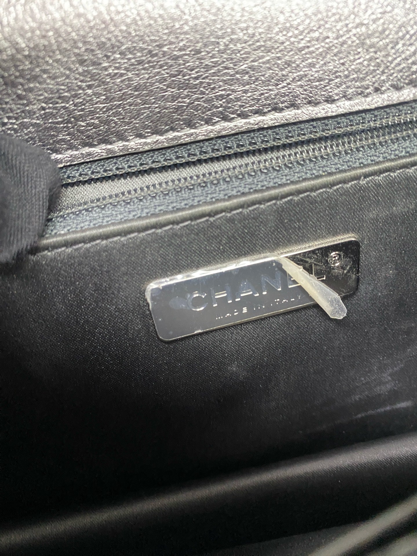 Chanel - Embossed Coco Circle Flap Bag - Cowhide leather - Silver - (small)