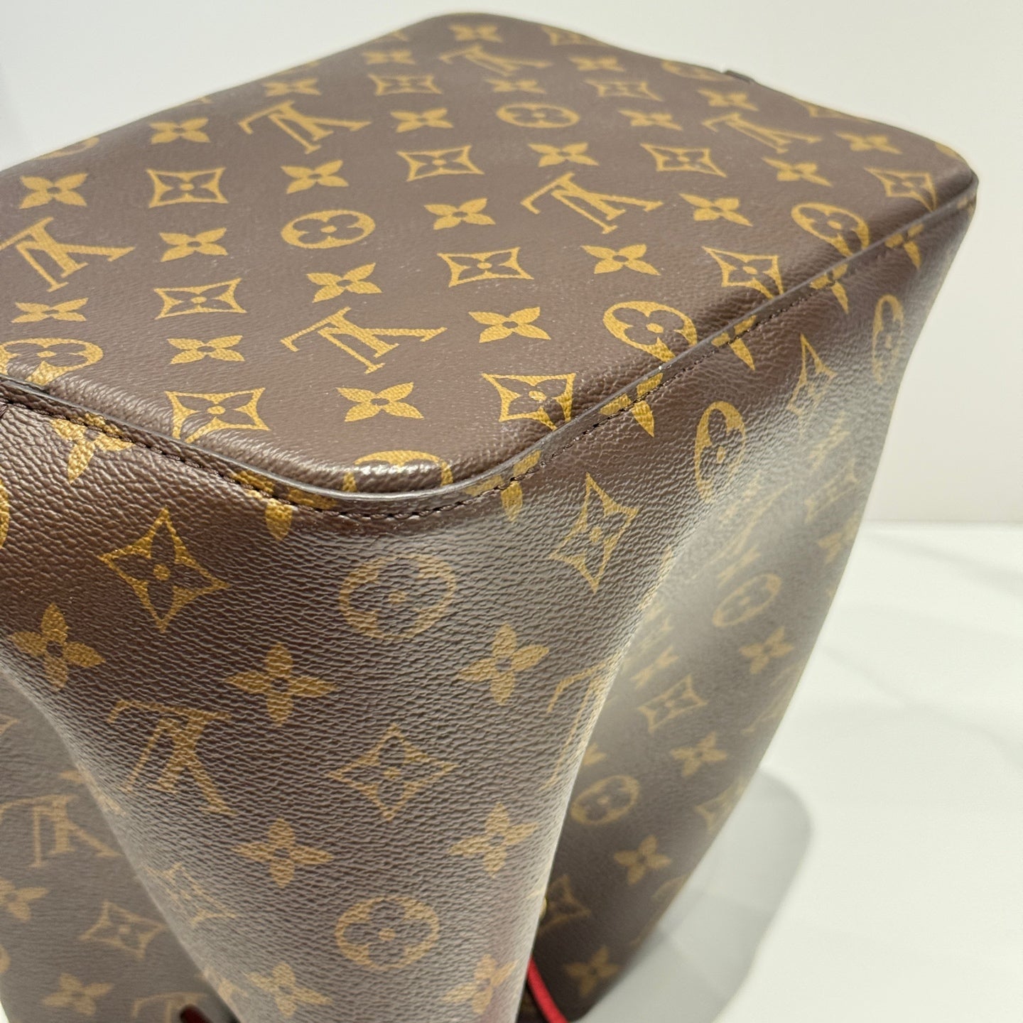 Louis Vuitton - NeoNoe MM - Monogram coated canvas with leather trim - Brown and Red - (medium)