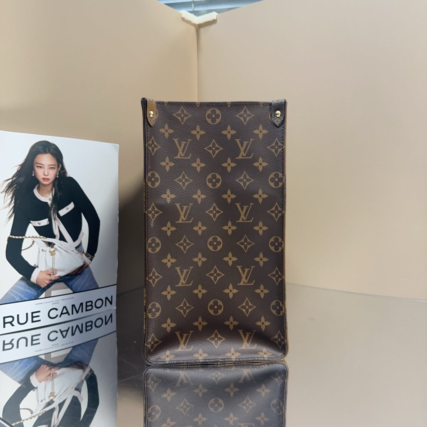 Louis Vuitton - Onthego GM - Monogram coated canvas, Leather trim - Brown, Beige, Red - (Large)