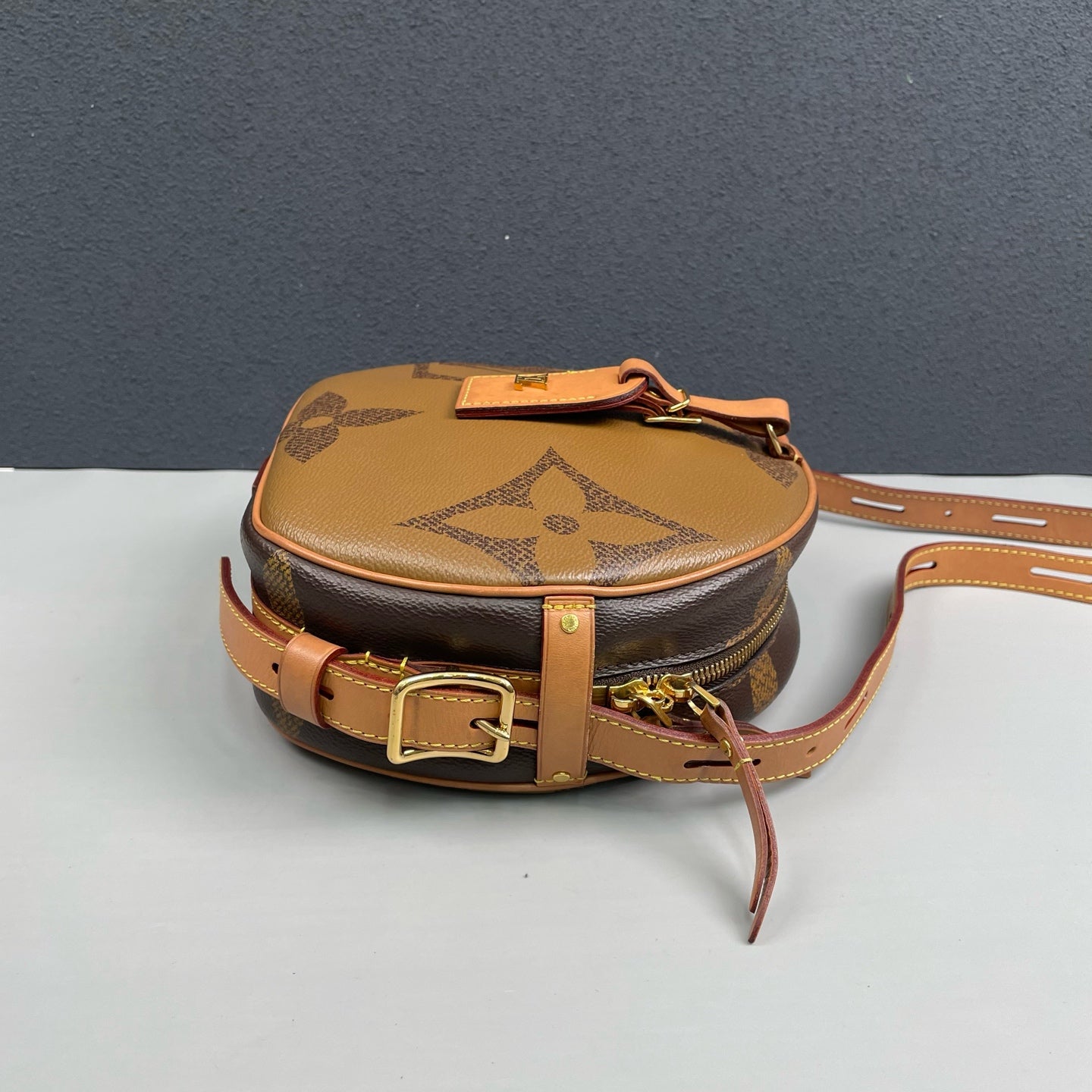 Louis Vuitton - Boîte Chapeau Souple - Monogram Giant Reverse coated canvas and Vachetta leather - Brown - (Small)