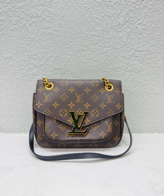 Louis Vuitton - Passy Chain - Monogram coated canvas with leather trim and gold-tone hardware - Brown - (Small)