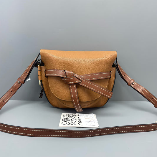 Loewe - Gate Small Saddle Bag - Grained calfskin leather - Caramel with contrasting brown accents - (Small)