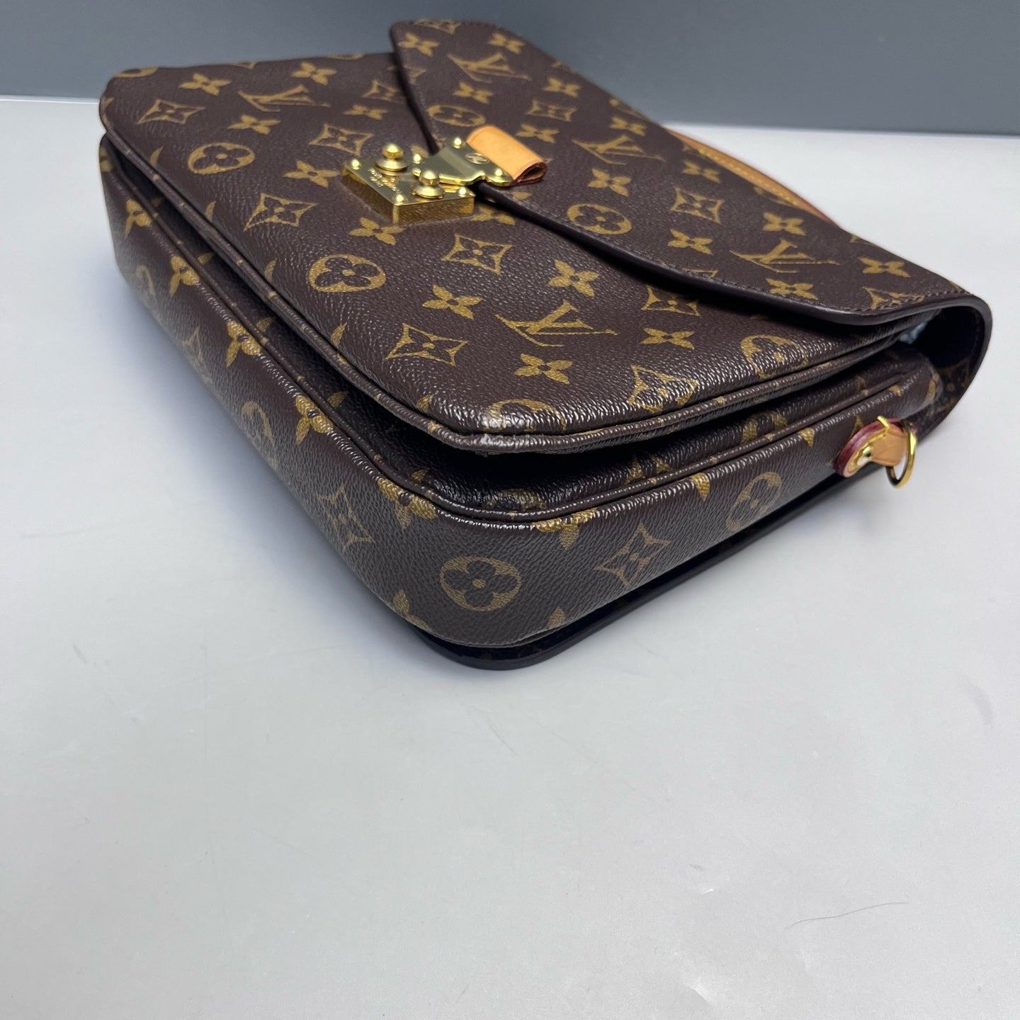 Louis Vuitton - Pochette Metis - Monogram coated canvas with Vachetta leather trim - Brown - (Medium)