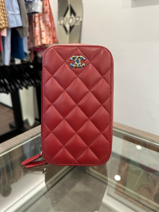 Chanel - Vertical Phone Holder Bag with Enamel CC - Lambskin leather - Red - (mini)
